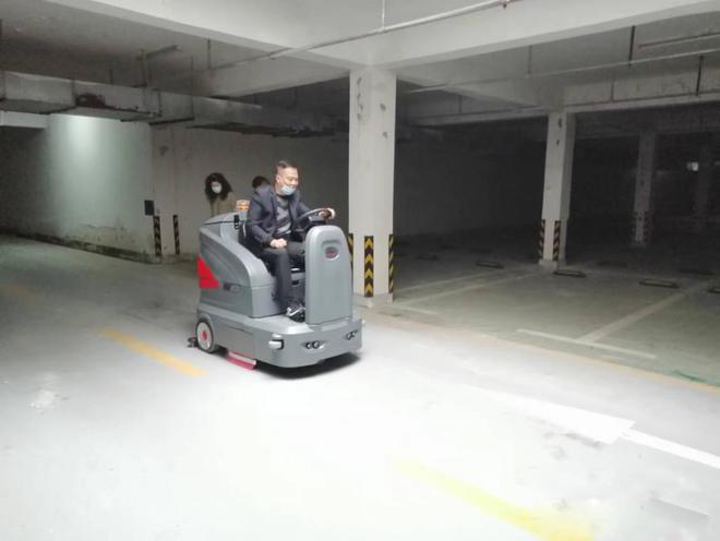 红桥小区物业保洁不用人力改用驾驶式洗地机了